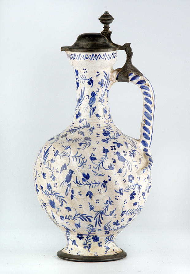 PÄRONKANNA MED TENNFÄSTE. blommig målning med sångfåglar, blå-vit, 1800-tal århundrade.