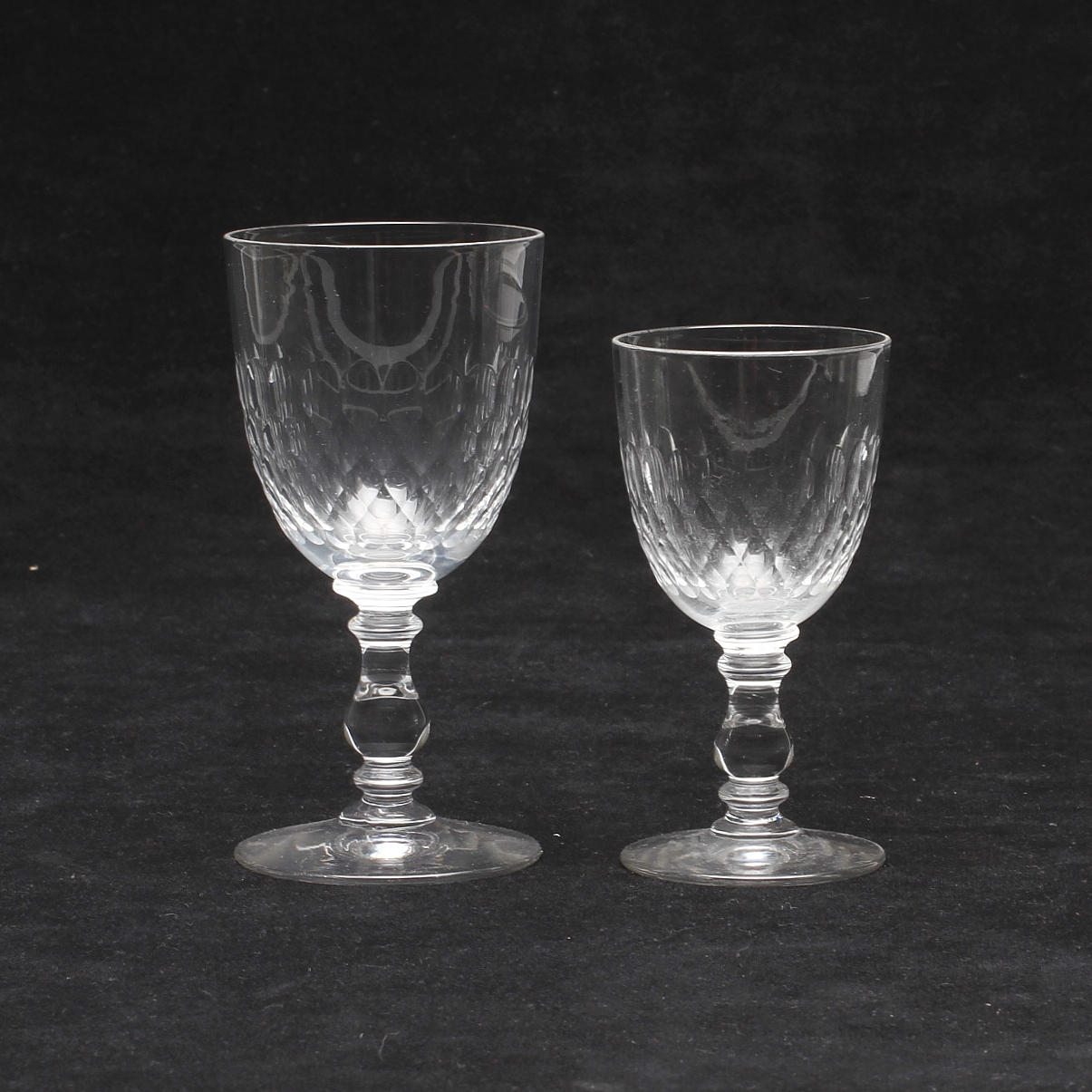 GLASSERVISDELAR, glas, 24 delar, bikupeslipade, 1900-tal.