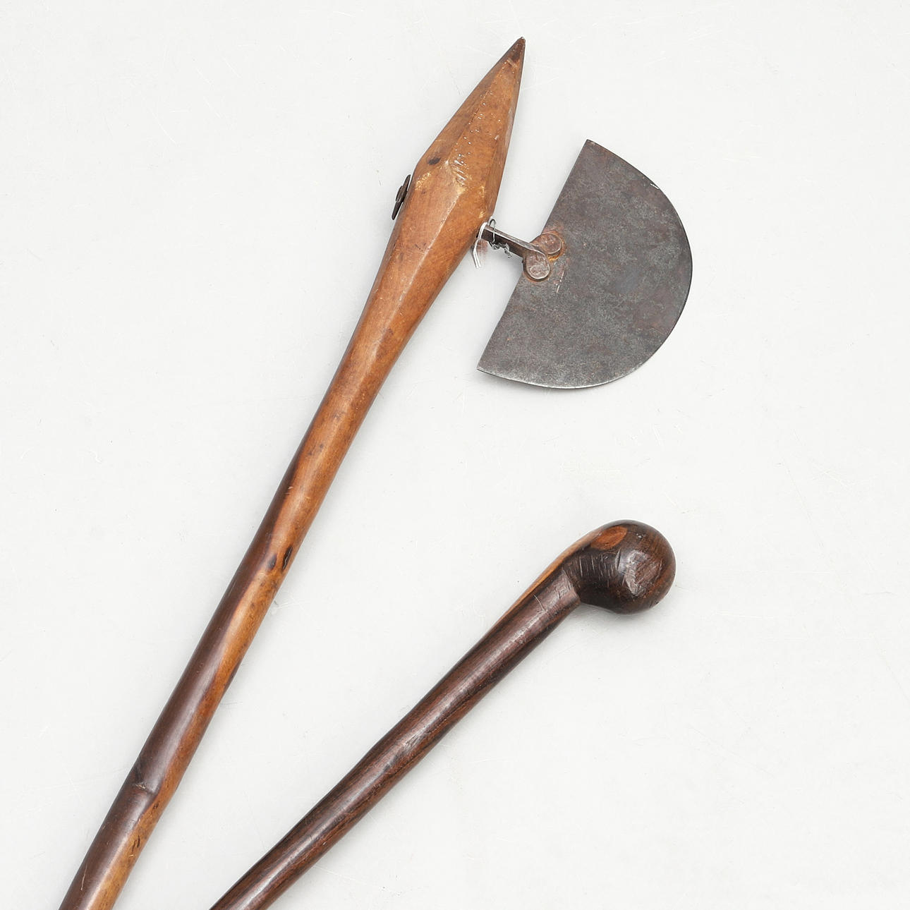 AFRIKANISCHE WAFFEN, 2 Stück, Knobkerrie.