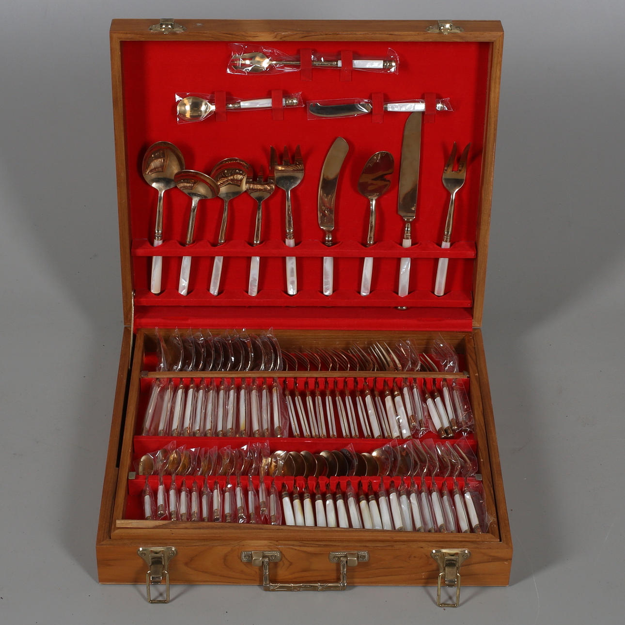 BESTICKUPPSÄTTNING, 144 delar, guldpläterade.