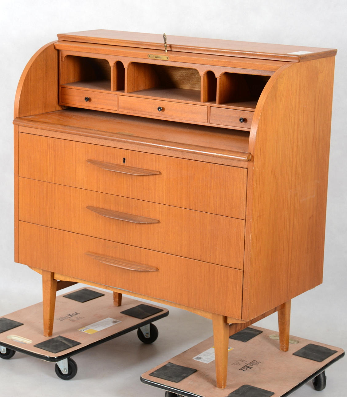 SKRIVBYRÅ med rullklaff, teak, 1960-tal.