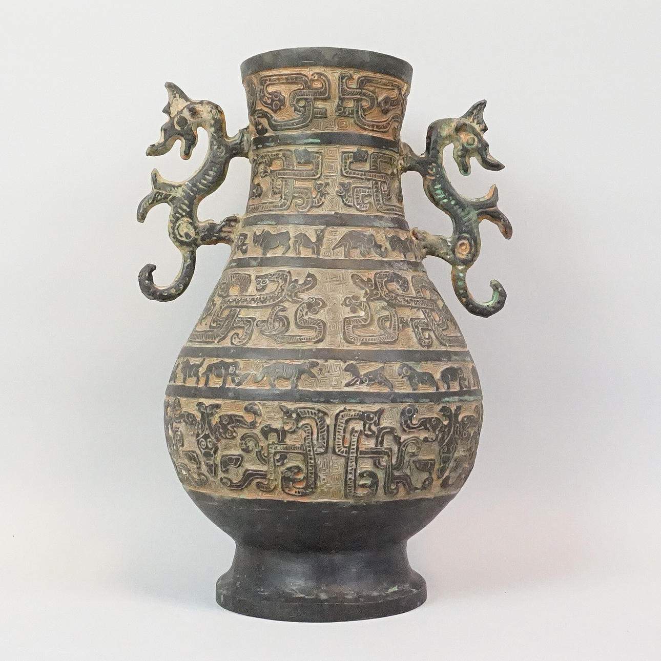 VAS, metal patinado, oriental.