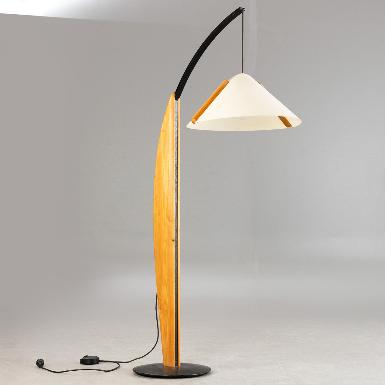 Domus. gulv lampe. Træ og Lunapol.