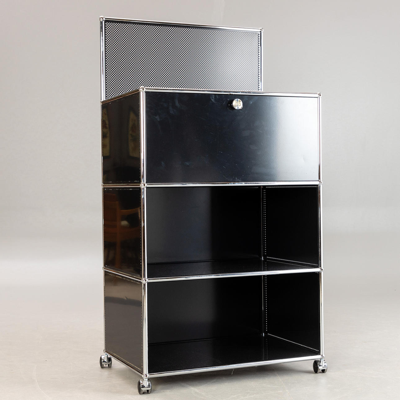 USM Haller lipasto pyörillä.