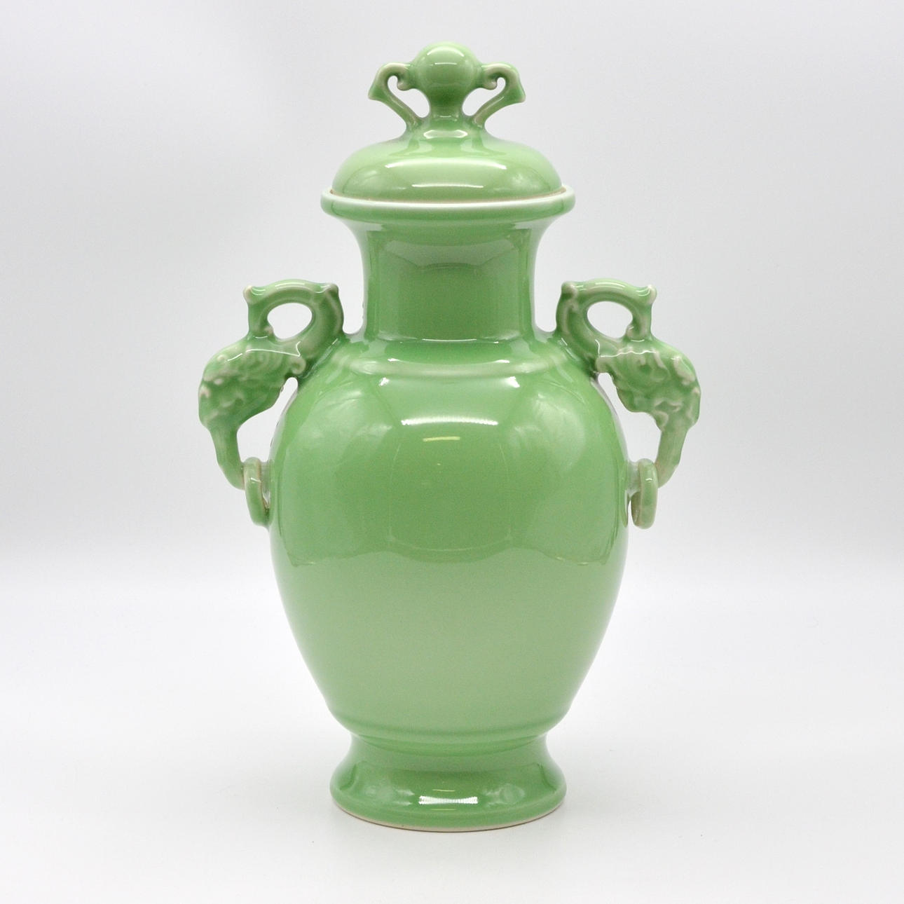 CELADONGRÖN VAS MED LOCK, 1900-TAL, PORSLIN.