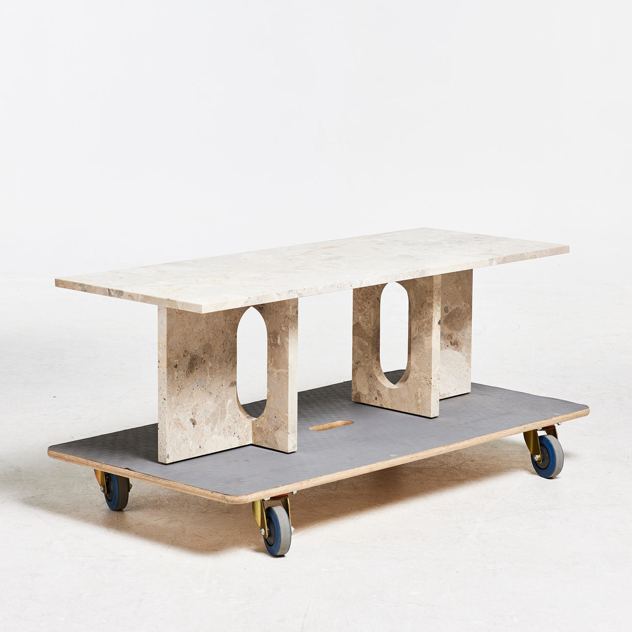 DANIELLE SIGGERUD. Mesa de centro, "Androgyne Lounge table", para Menu mármol, contemporánea, patas enchapadas en roble incluidas.
