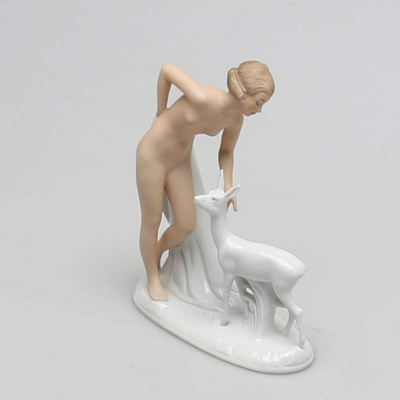 FIGURIN. Flicka med rådjurskid. Wallendorf Thuringen, Tyskland.