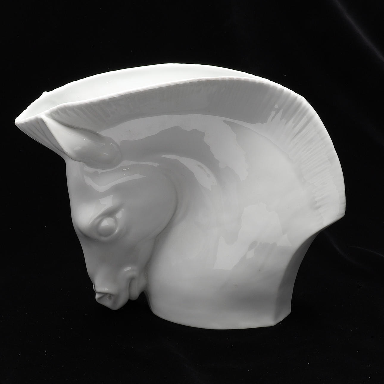 EN WORCESTER PORCELEN HESTEHOVEDVASE.