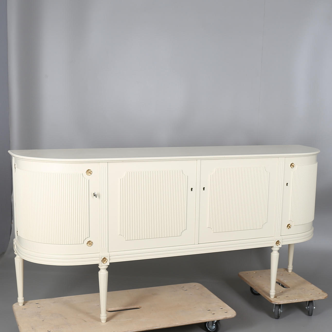 MATSALSSKÄNK i vitlackerat trä, gustaviansk stil, 1900-talets andra hälft.