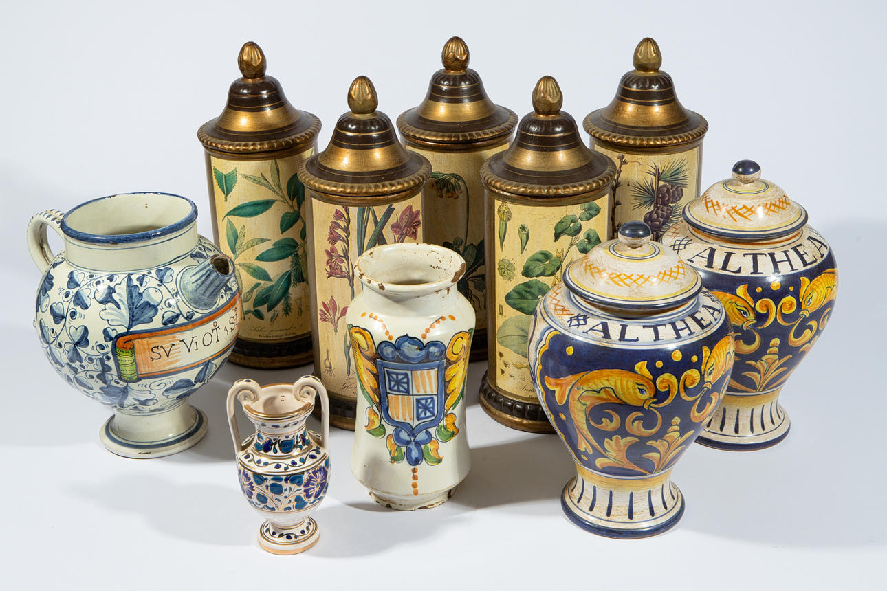 10 antike Apotheker-Gefäße (134-65).