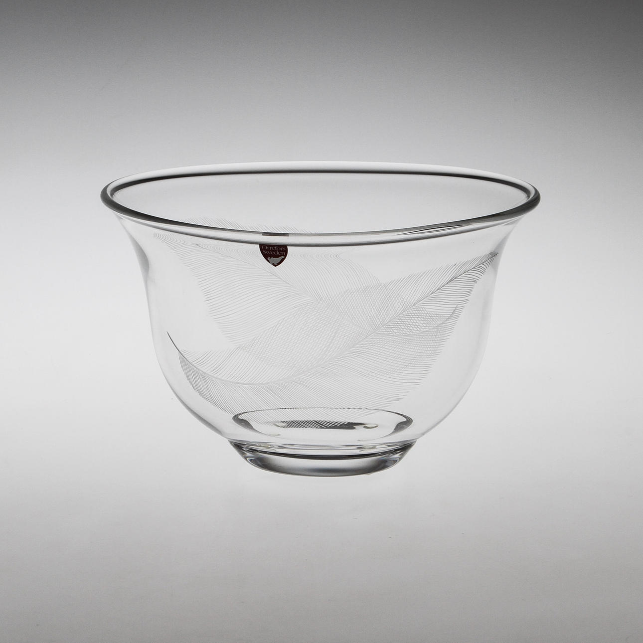 "FJÄDERSKÅLEN", glas med graverad dekor av fjädrar. Edward Hald, Orrefors 1972. Signerad Orrefors Hald 3473/11 E2 A.L (gravör Arne Lindahl).