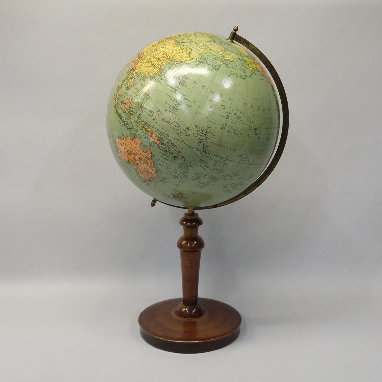 GLOBUS AUF HOLZSTÄNDER, 1930er Jahre.