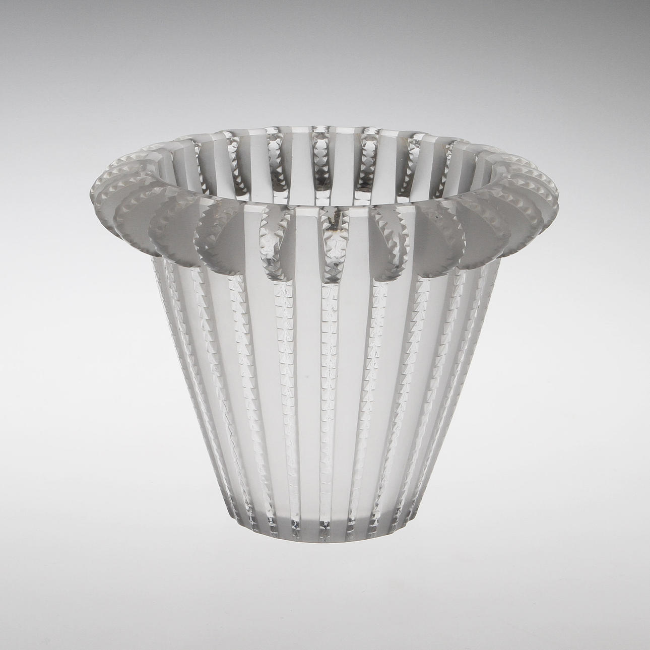 VAS, glas, "Royat", René Lalique. Signerad R. Lalique.