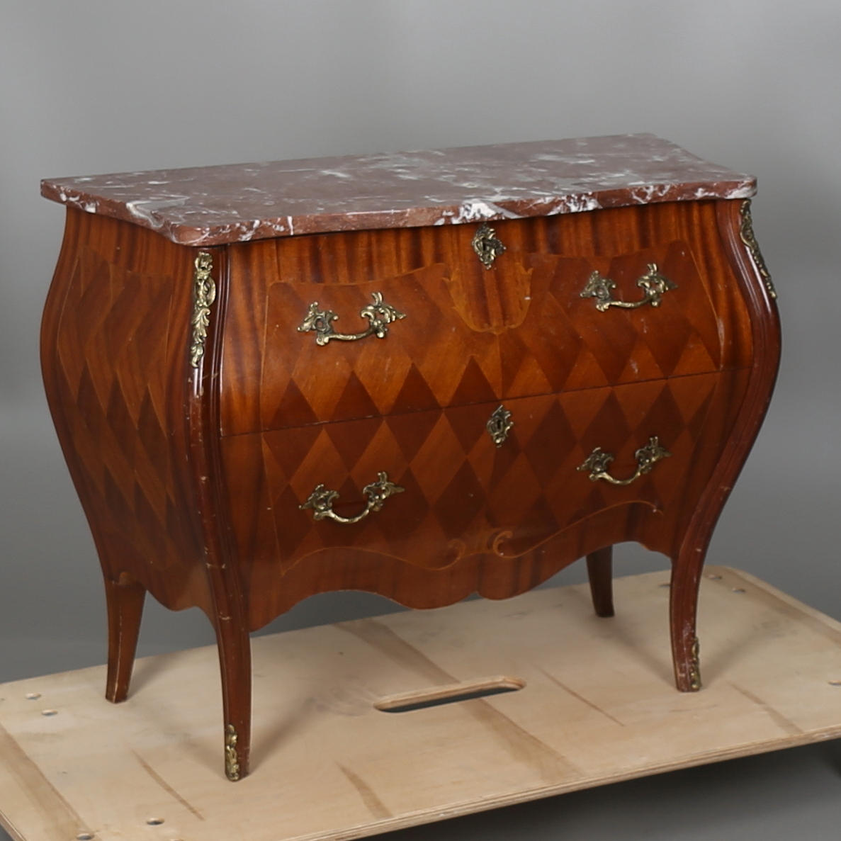 BYRÅ med marmorskiva och intarsia, rokokostil, 1900-talet.