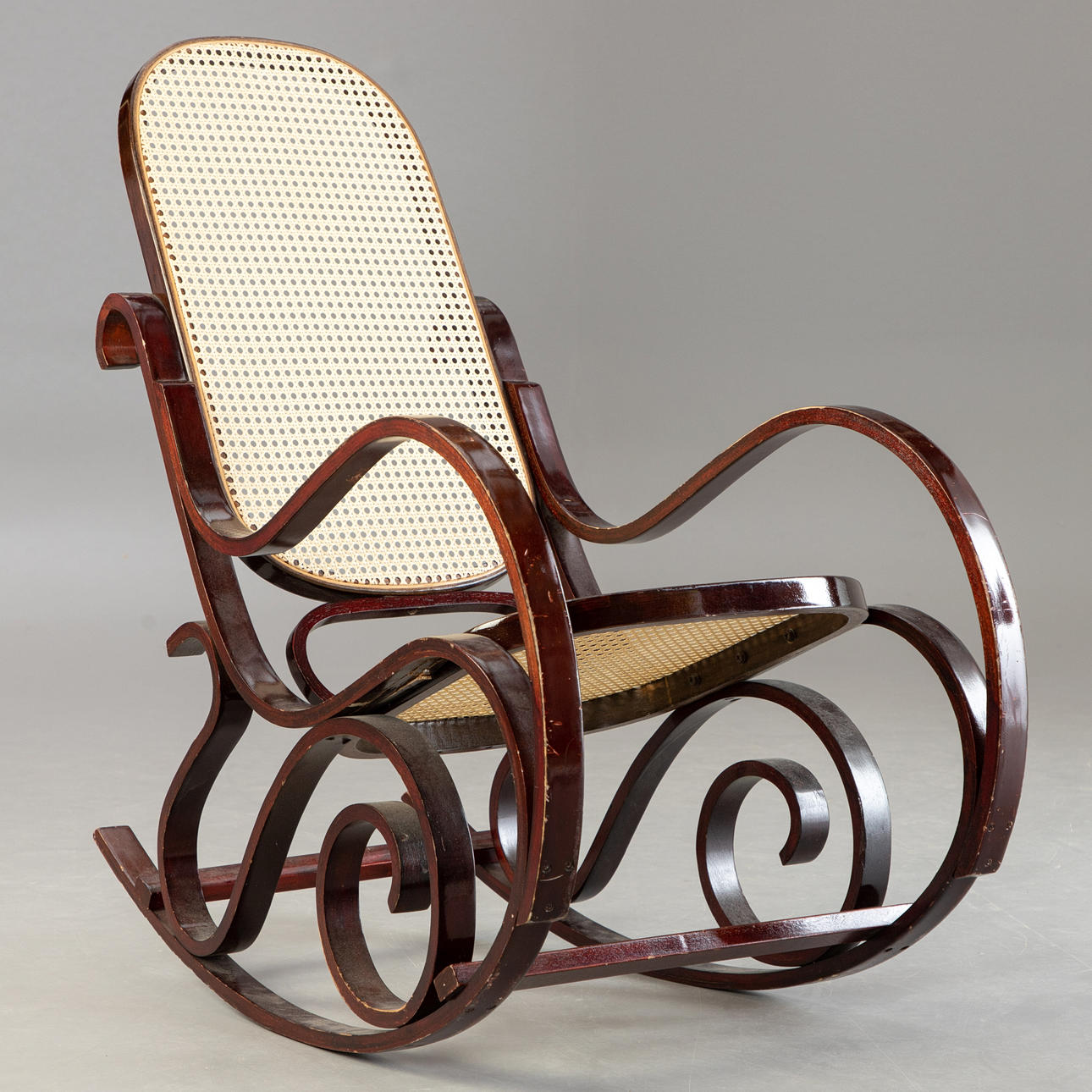 Schaukelstuhl mit Wiener Geflecht.