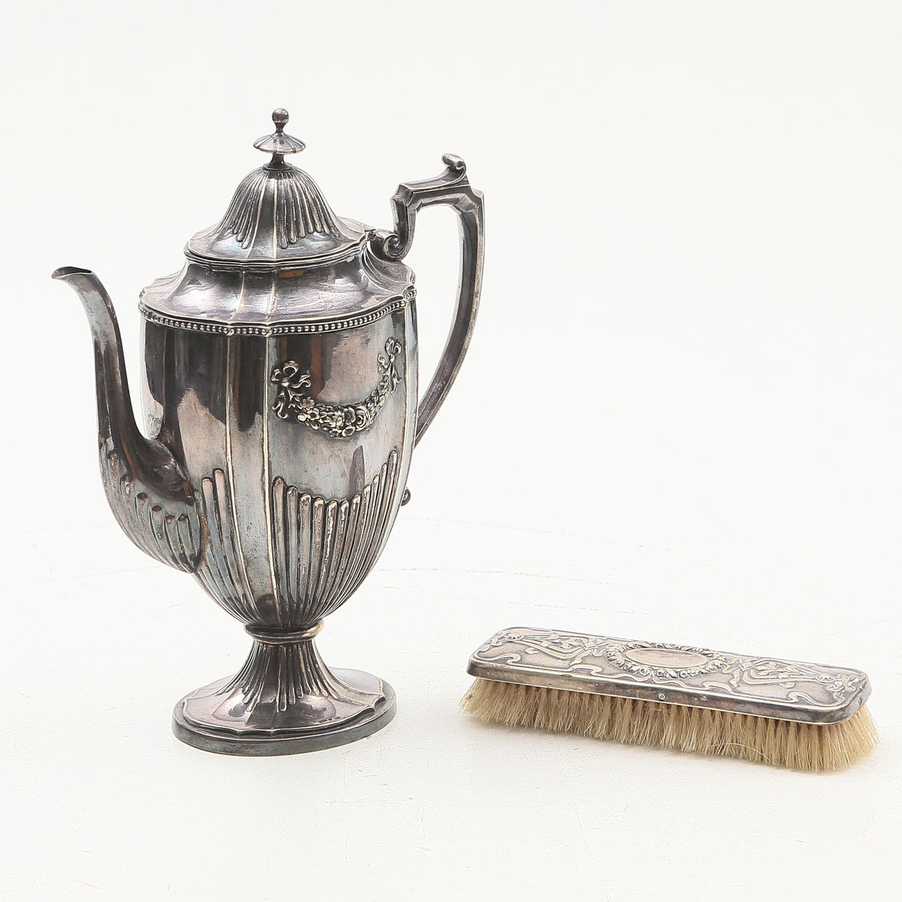 OLLA Y ESCOBILLA, alpaca, década de 1900.