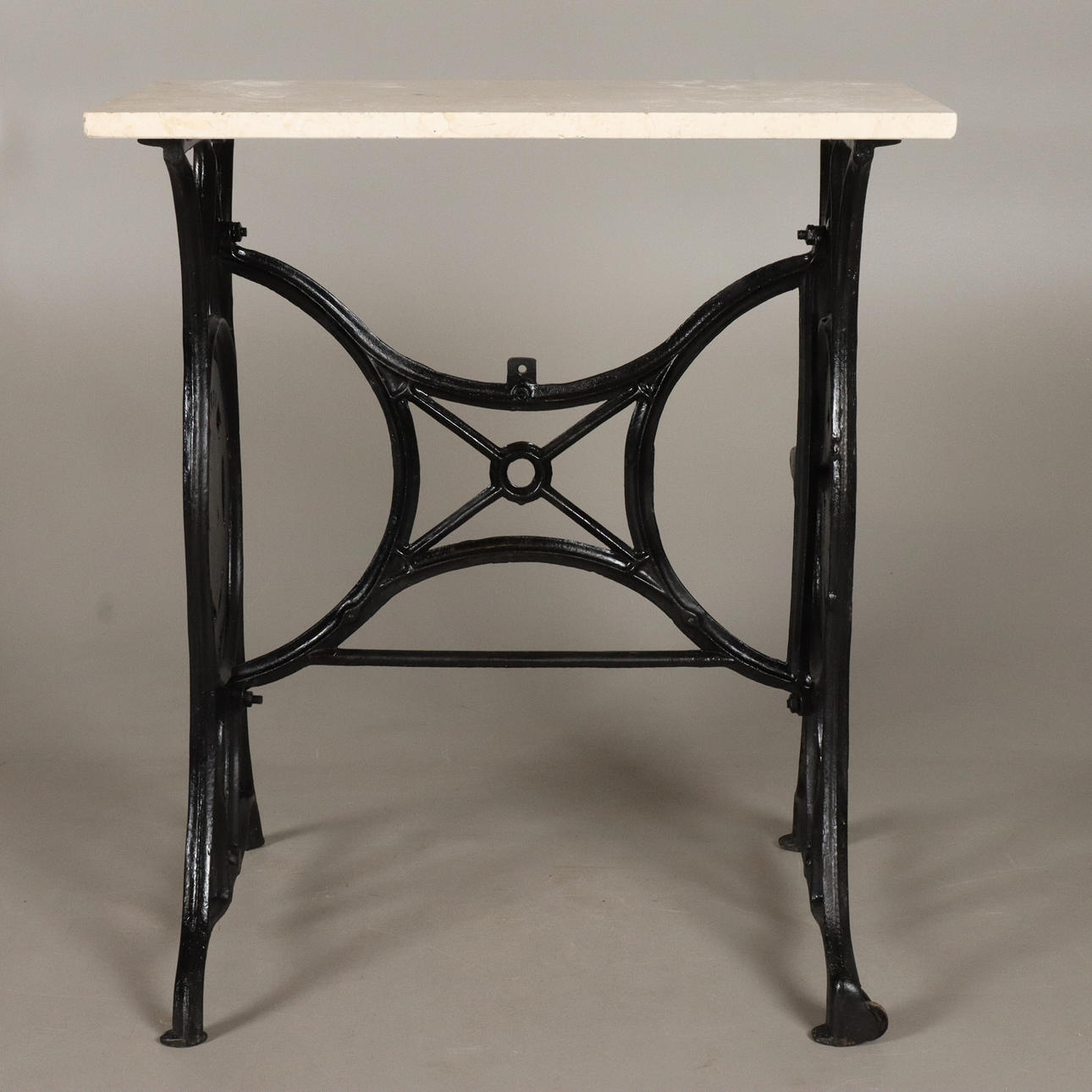 NÄHMASCHINENUNTERGESTELL mit Steinscheibe.