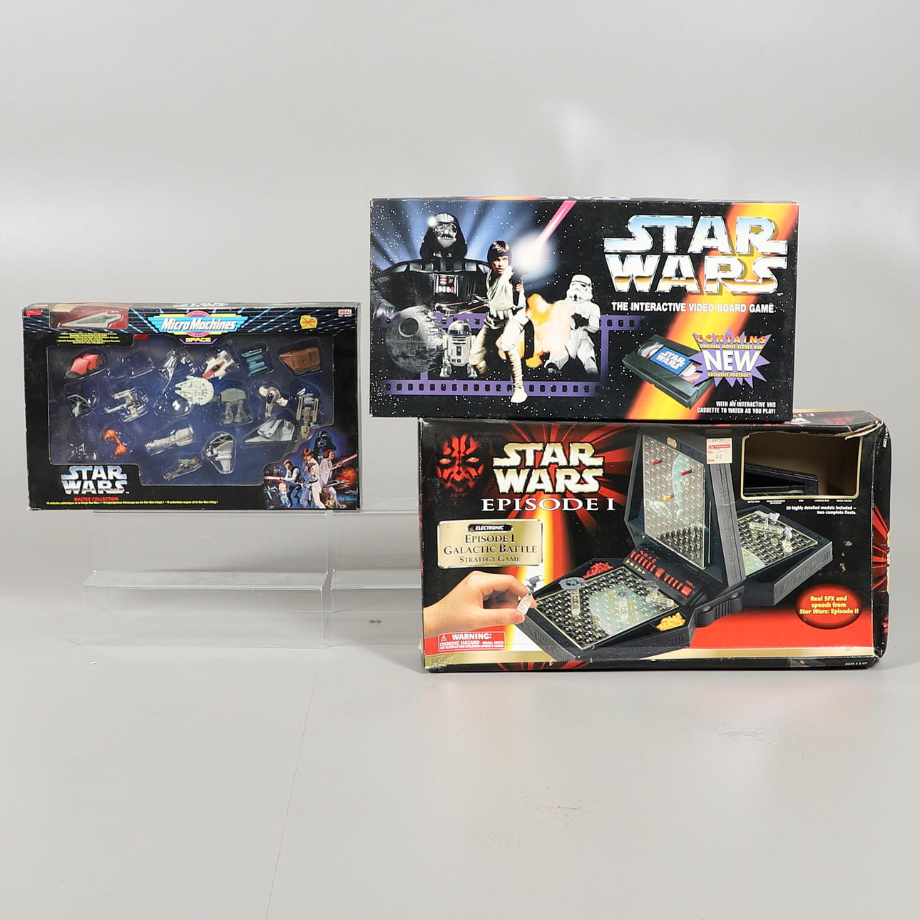 EN MÄNGD BOXADE FIGURER OCH SPEL.