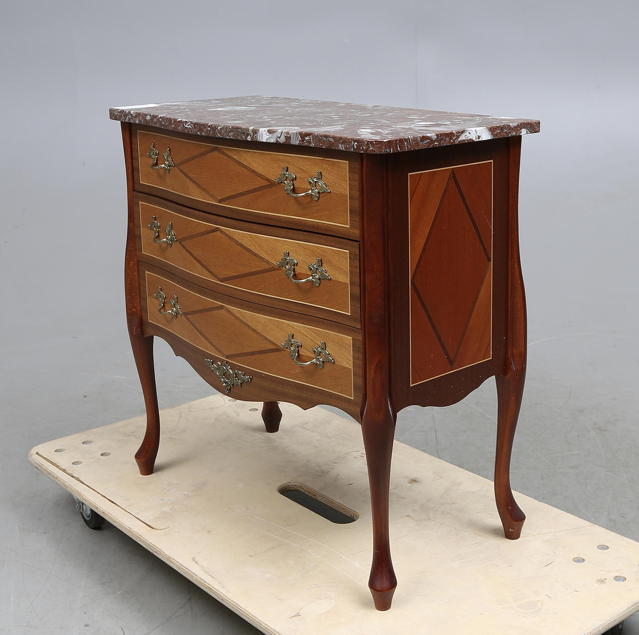 BYRÅ, rokokostil, 1900-tal.