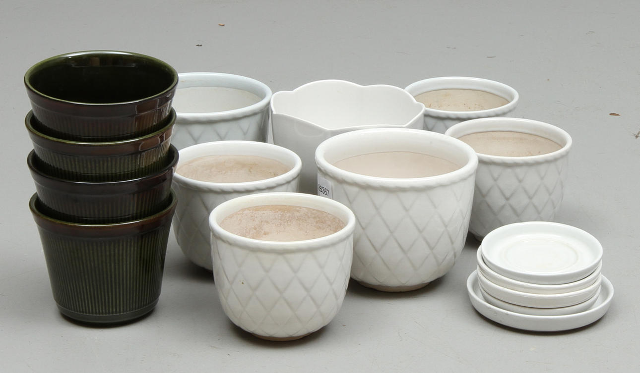 PARTI YTTERFODER, 11 st, keramik, Rörstrand och Uppsala Ekeby, 1900-tal.