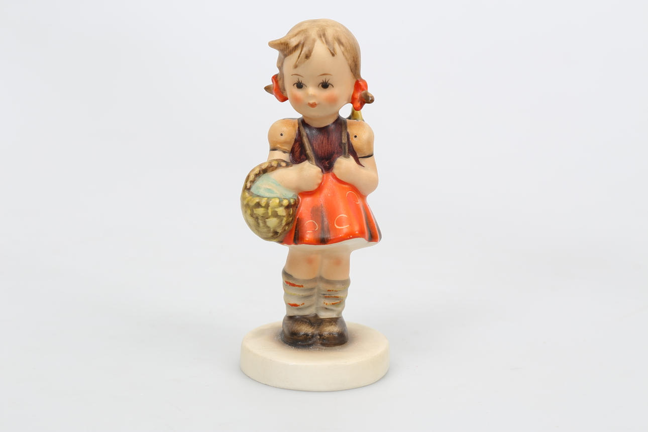 FIGURIN, porslin, Flicka med korg, Hummel.