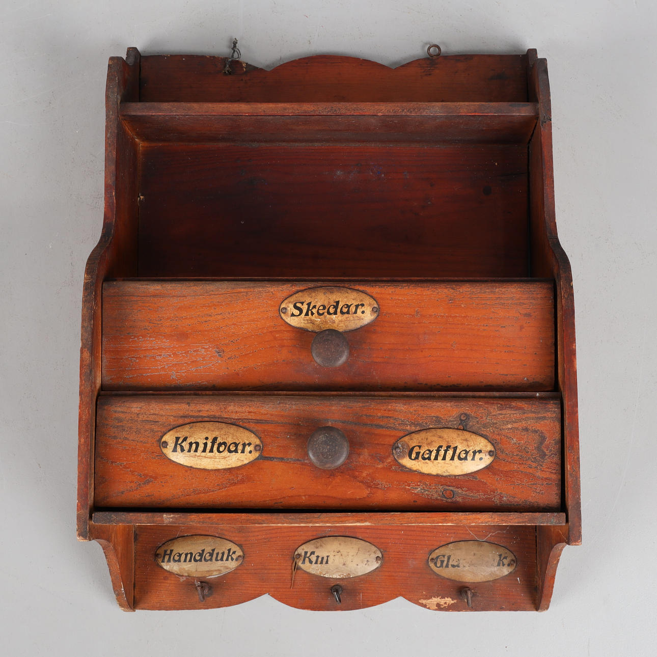 Vägghylla, för köket.