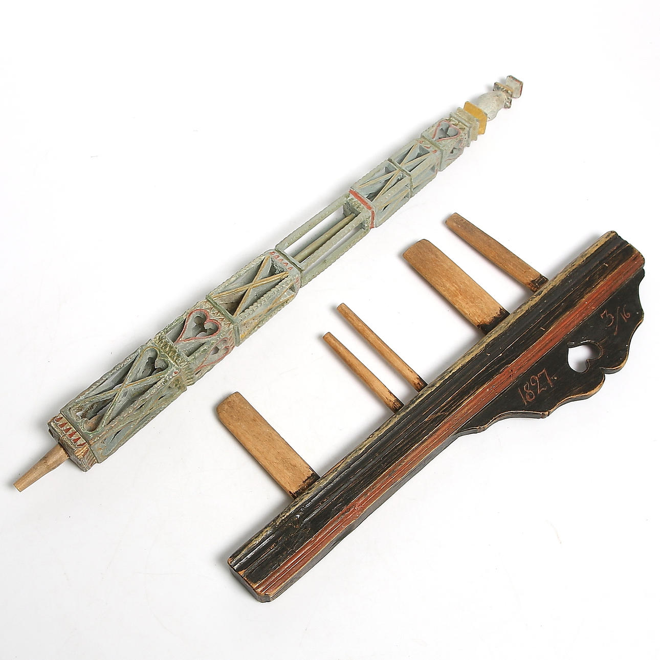 VÄVKAM samt ROCKHUVUD, bemålad fur. 1800-talets början.