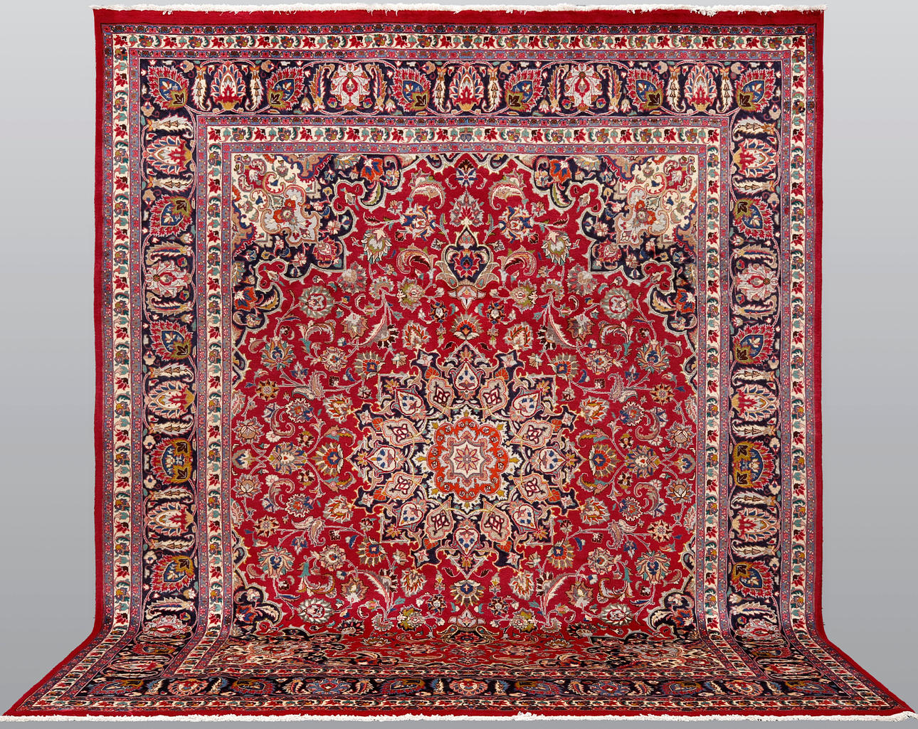 MATTA. Persisk, Meshed, 352 x 297 cm.