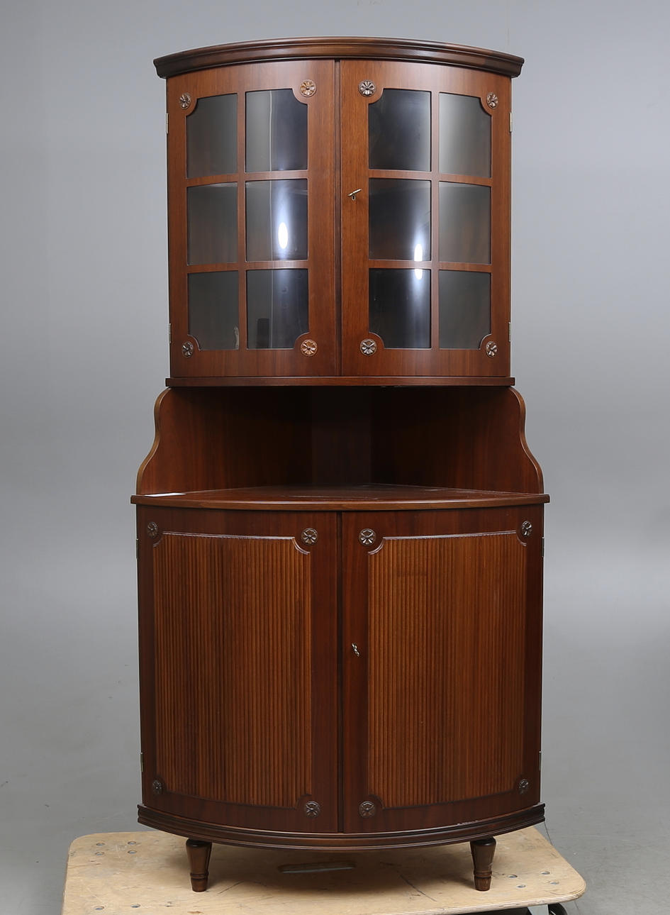 HÖRNSKÅP, gustaviansk stil, 1900-talets andra hälft.