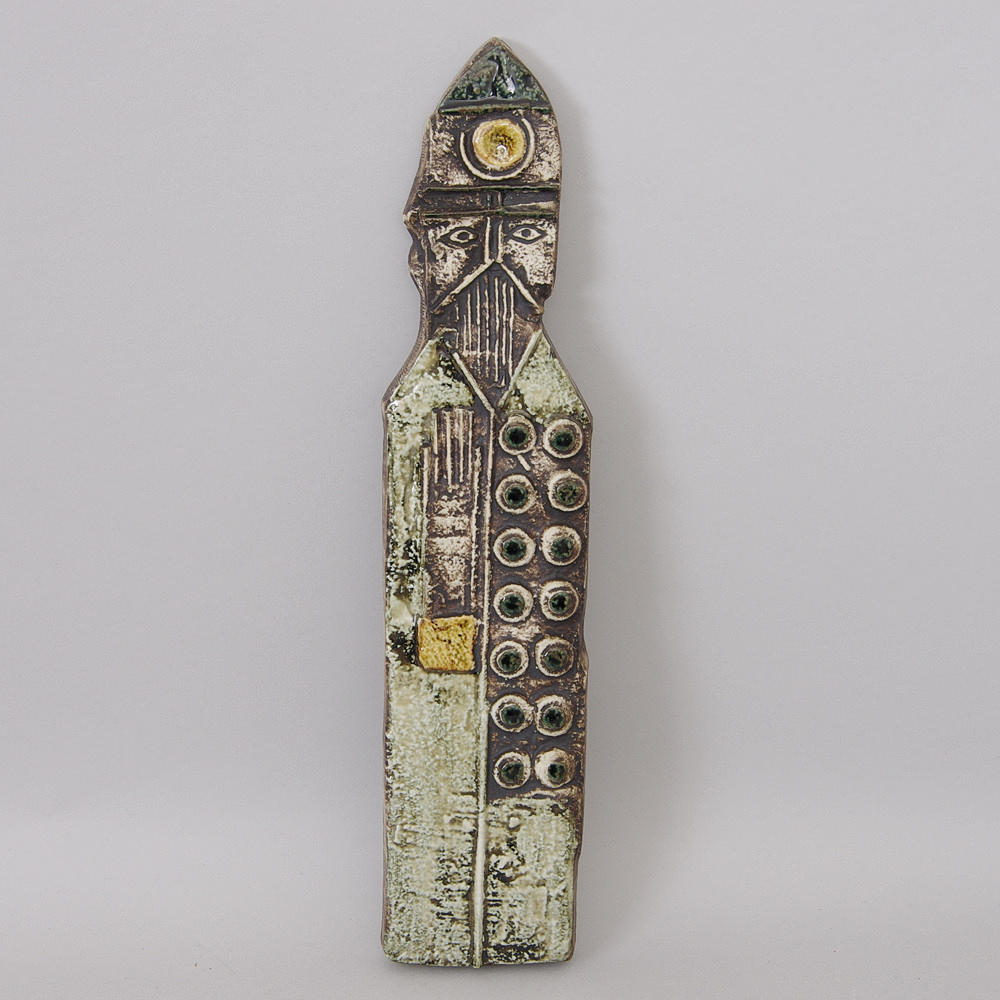 VÄGGRELIEF, ur serien "Biskopar", Lisa Larson, Gustavsberg.