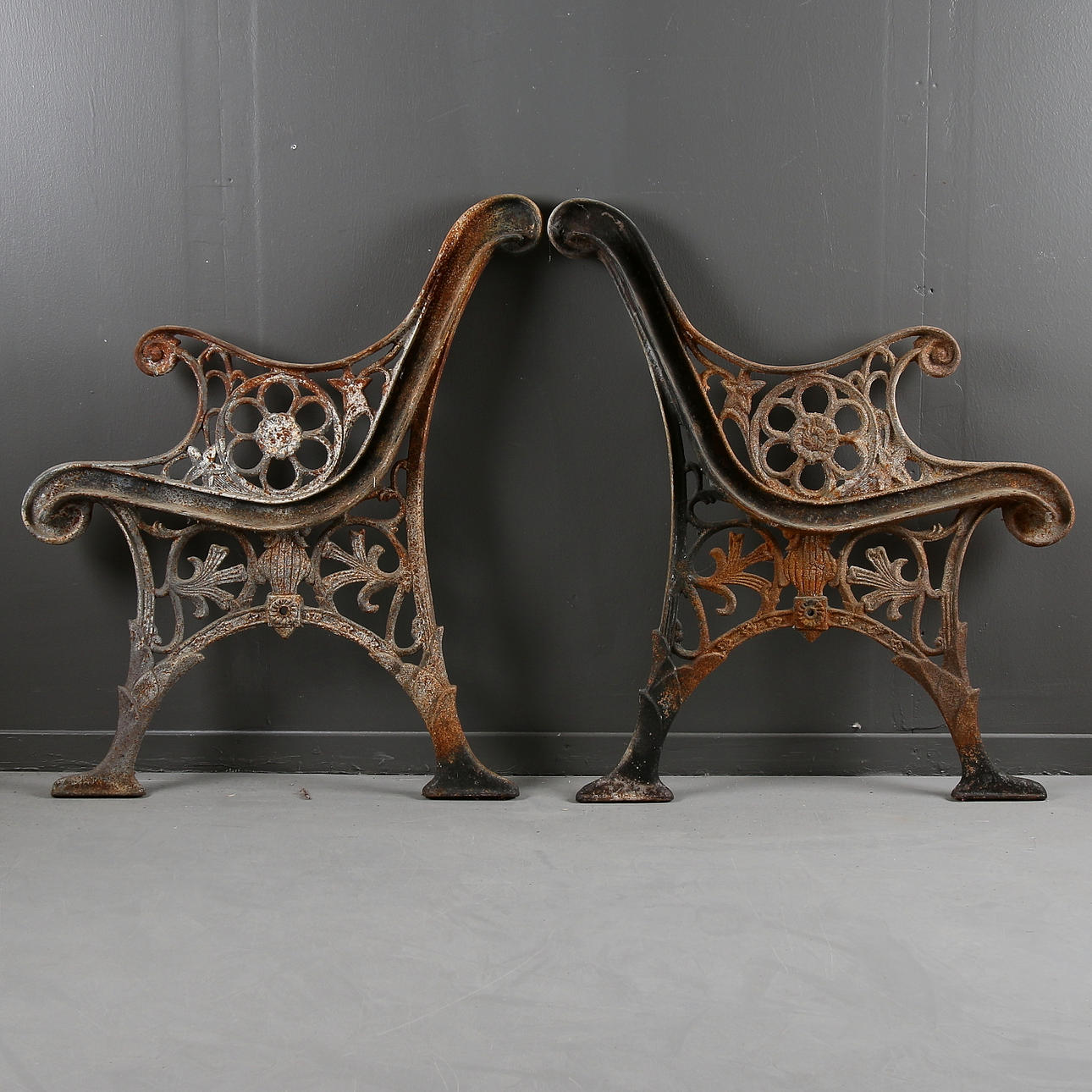 GAVLAR TILL TRÄDGÅRDSSOFFA, ett par, gjutjärn. 1900-talets första hälft.