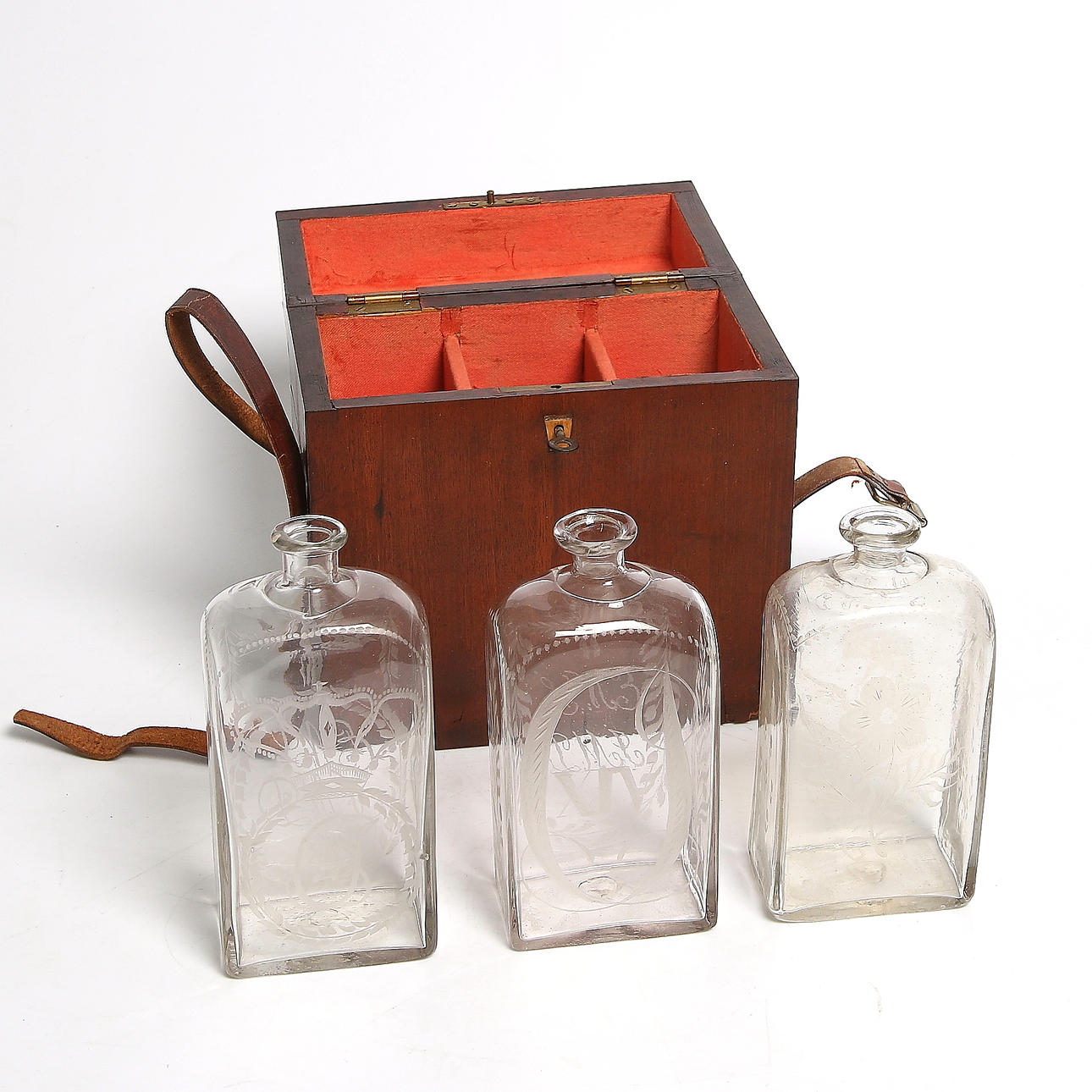 SCHATULL samt FLASKOR, 4 delar, mahognyfanér samt glas. 1800-talets första kvartal.