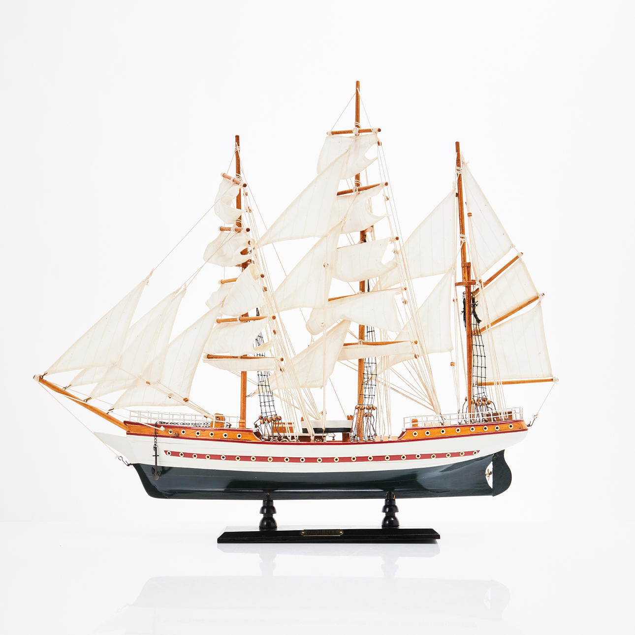 SCHIFFSMODELL, zeitgenössisch, "Gorch Fock", lackiertes Holz.