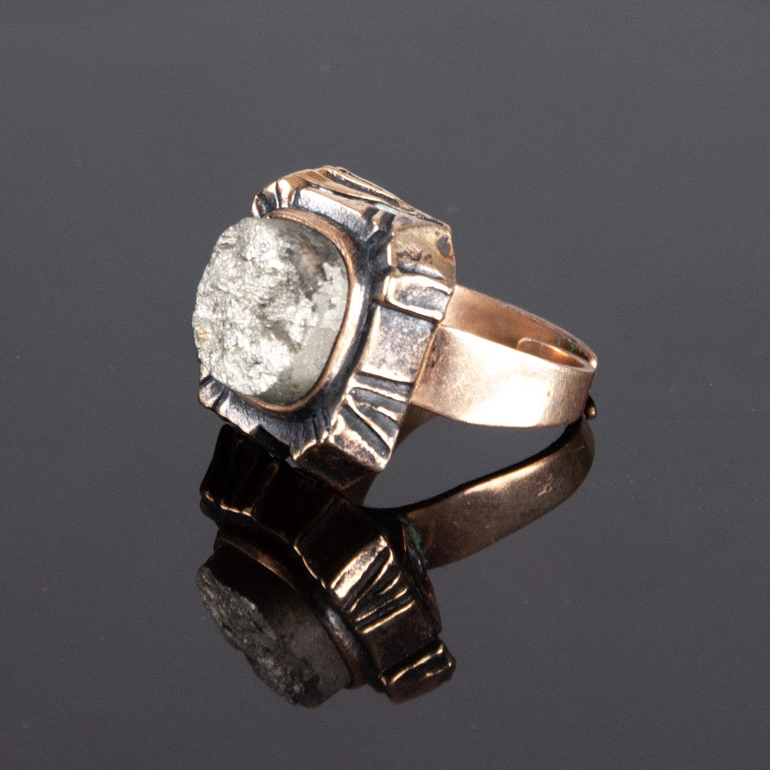 CINCUENTA SARPANEVA. Anillo, bronce y pirita.