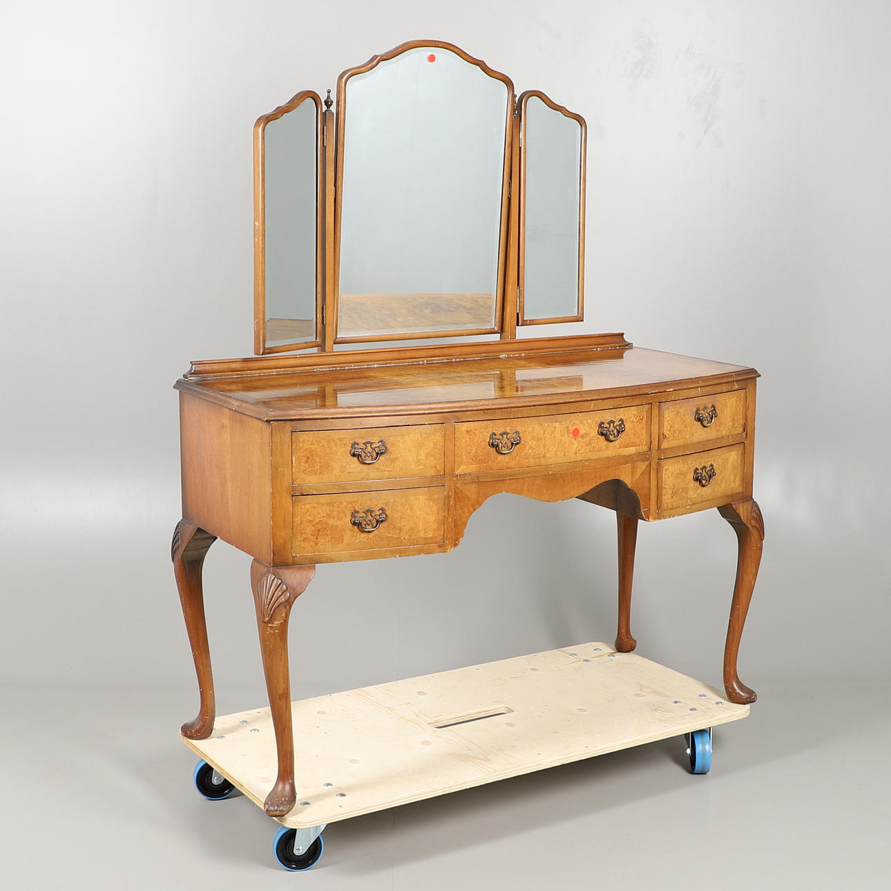 A REPRODUCTION DRESSING TABLE. Furniture - Other - Auctionet