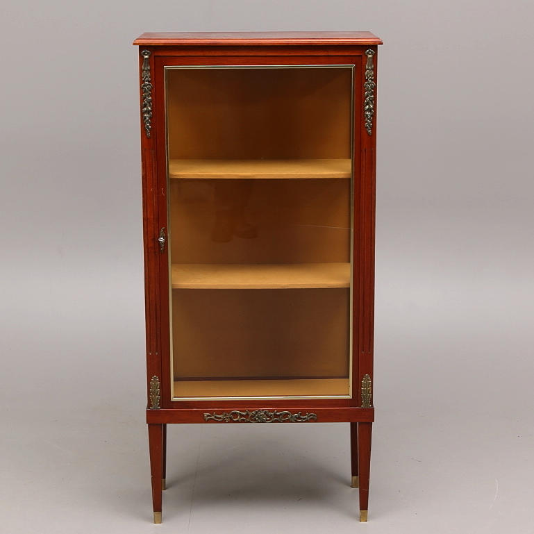 VITRINSKÅP, gustaviansk stil, 1900-tal.