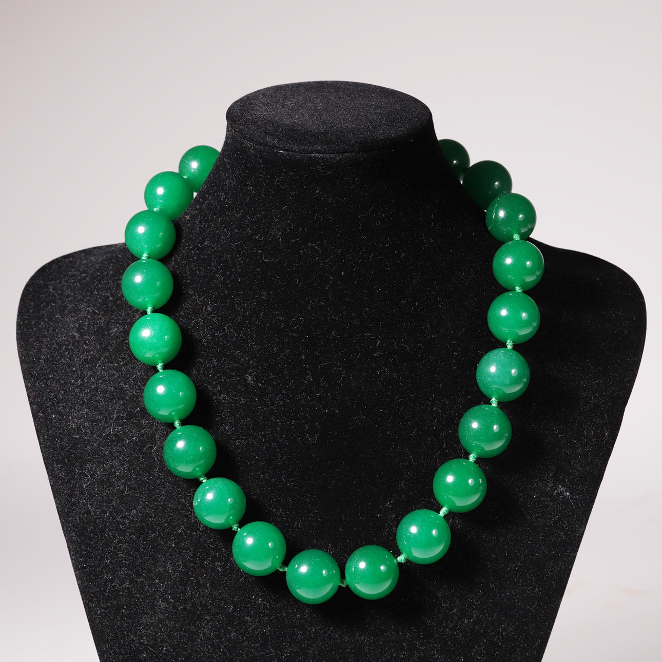 NECKLACE WITH LARGE JADE BEADS.