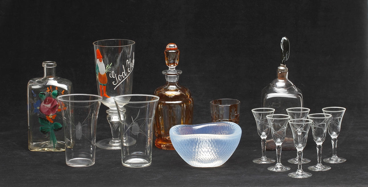 GLASFÖREMÅL, 14 st. Bland annat Orrefors, 18/1900-tal.