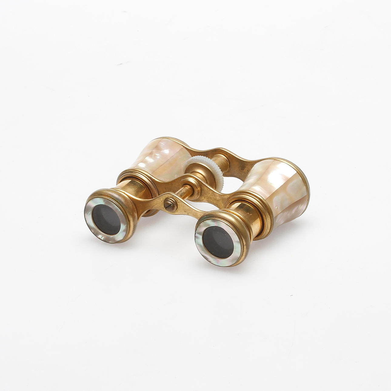 TEATERKIKARE, gulmetall med pärlemorinlägg, 1900-tal.