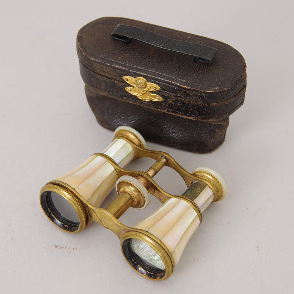 TEATERKIKARE, pärlemo/mässing, Herman Wahlberg, Göteborg.