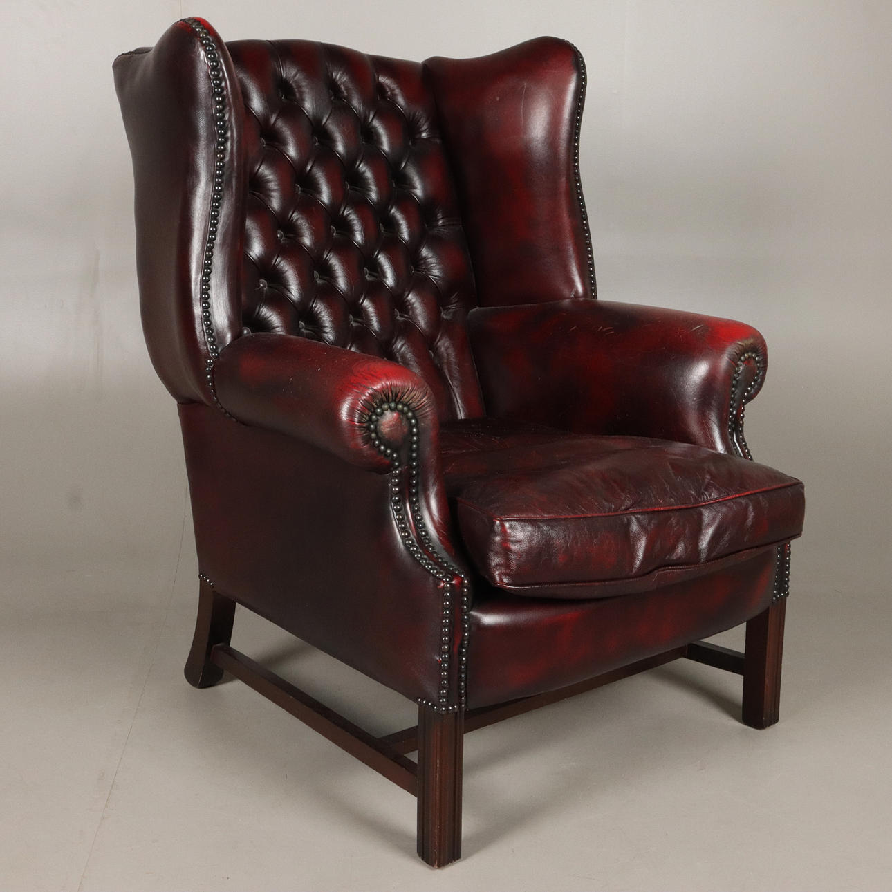 ÖRONLAPPSFÅTÖLJ, chesterfield modell.