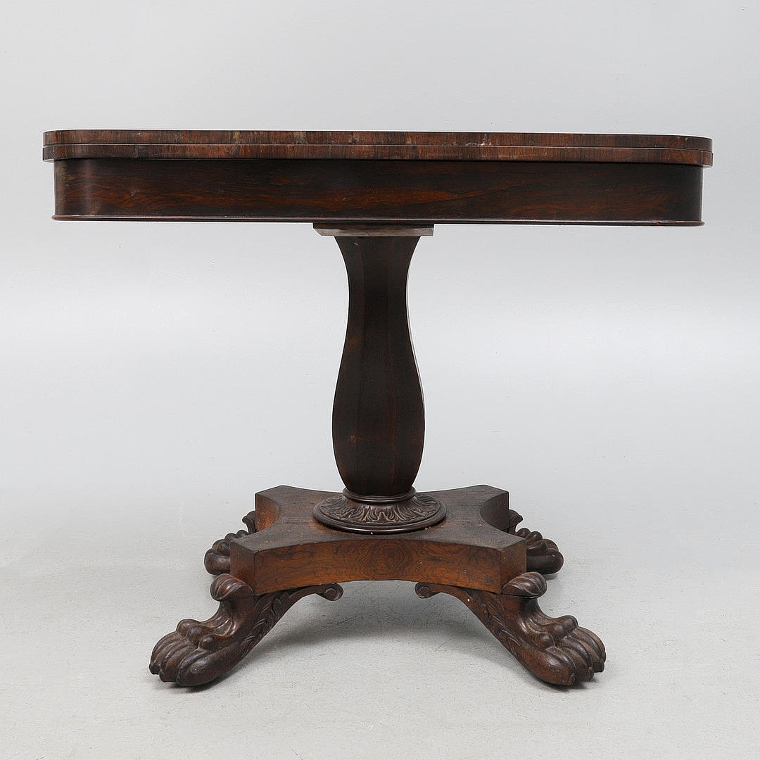 A WILLIAM IV ROSEWOOD TEA TABLE.