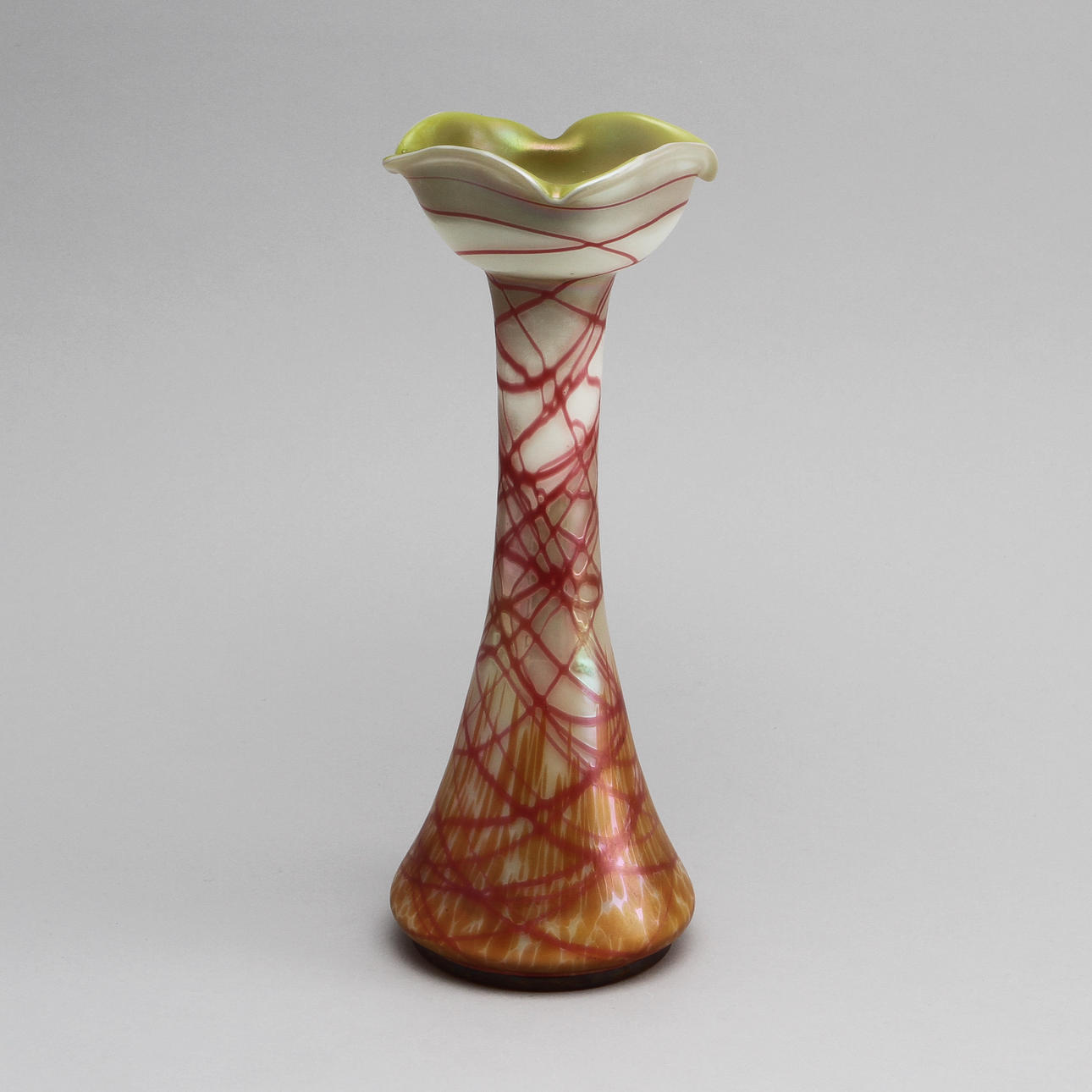 VAS, glas med iriserande glasyr. Böhmen 1900-talets början.