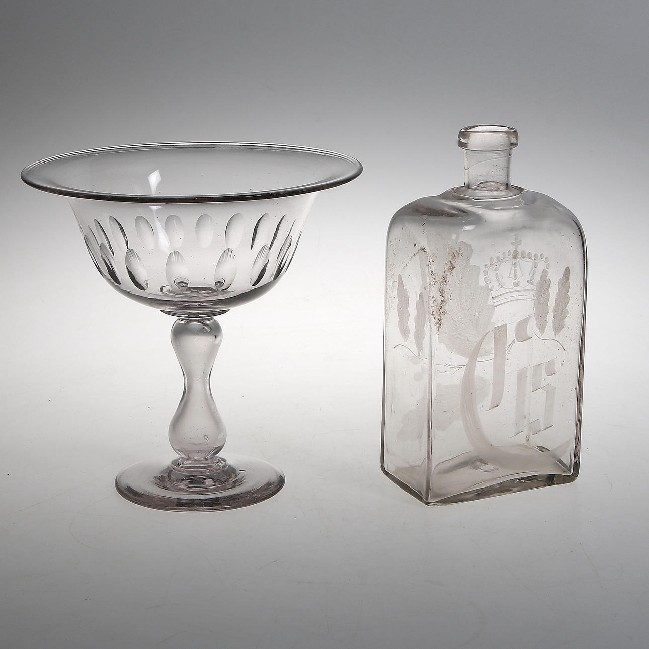 FLASKA samt SKÅL på FOT, 2 delar glas. 1800-tal.