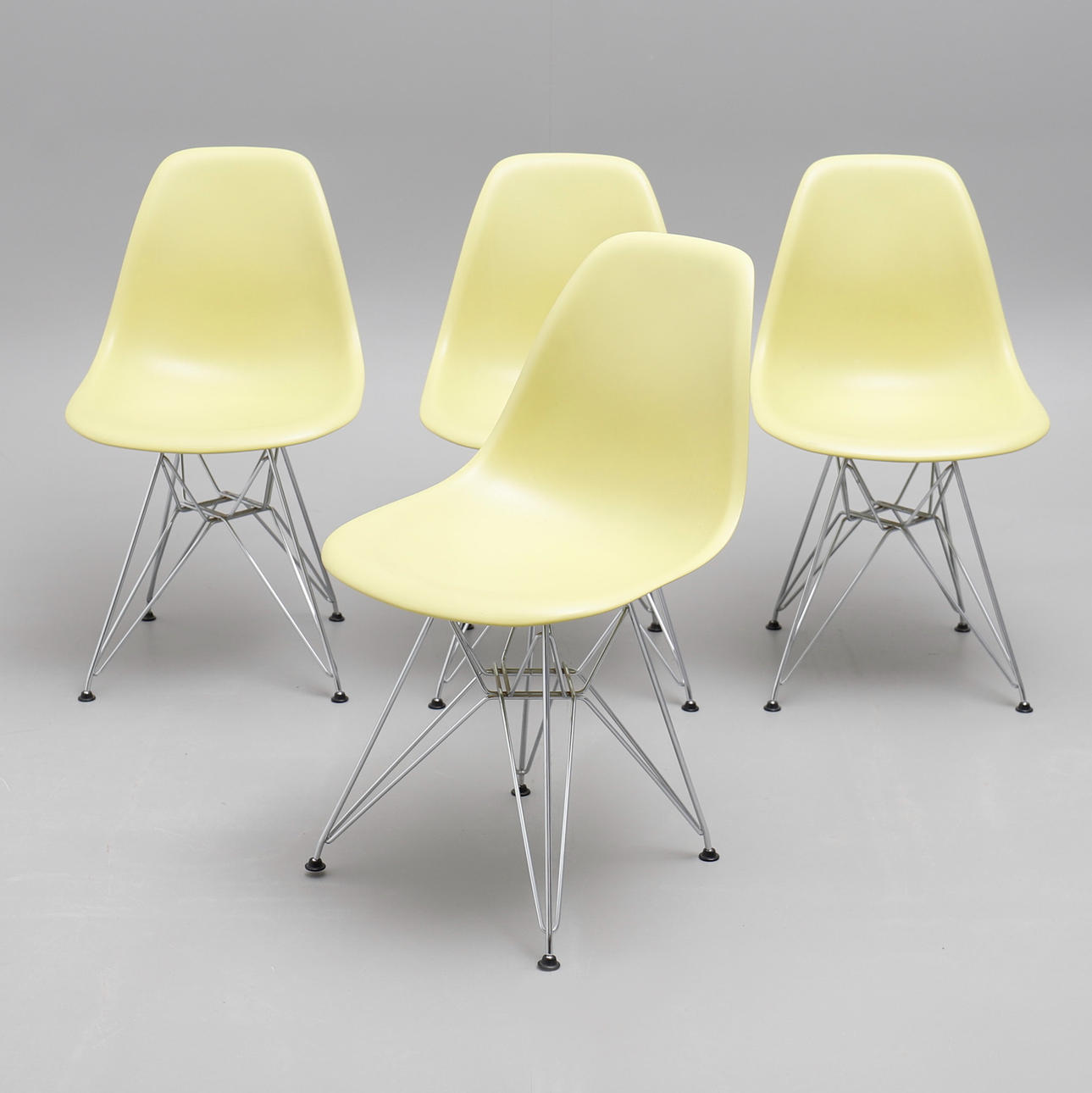 CHARLES & RAY EAMES. STOLAR, FYRA STYCKEN, "EAMES PLASTIC CHAIR", VITRA.