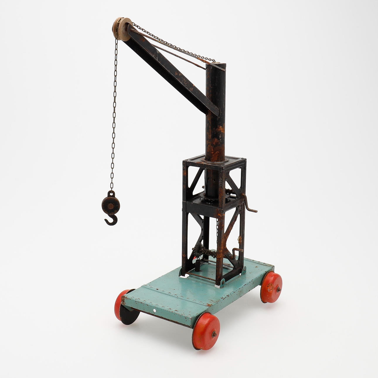 LEKSAK I FORM AV LYFTKRAN.