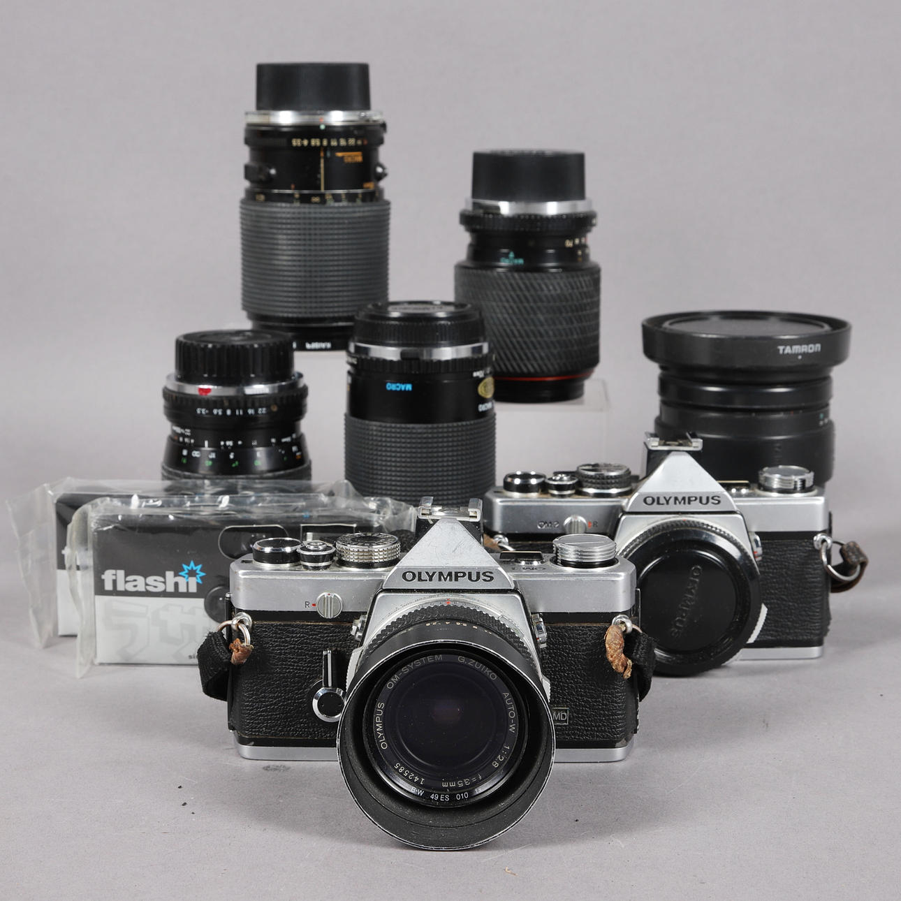 ANALOGE SYSTEMKAMERAS und Objektive, u.a. Olymp.