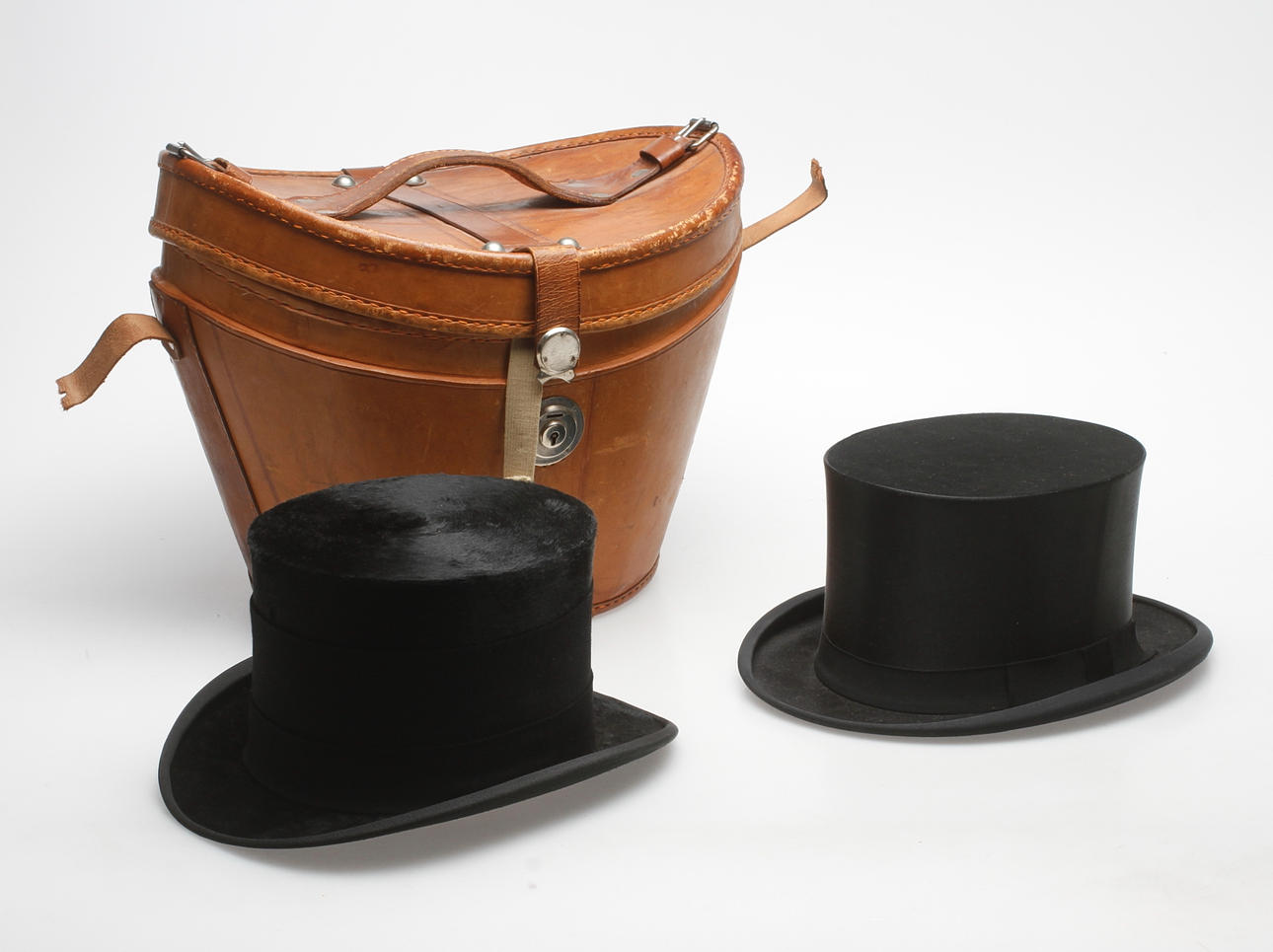 HÖGHATTAR, 2 st samt ASK, Bland annat "Noblesse", Imperator,1900-tal.