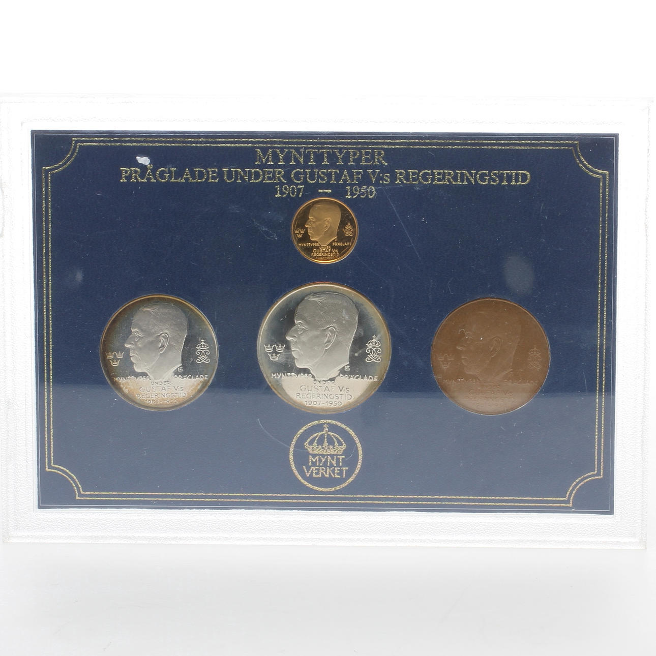 KASSETT, med 4 mynt, Mynttyper präglade under Gustaf V:s regeringstid 1907-1950.