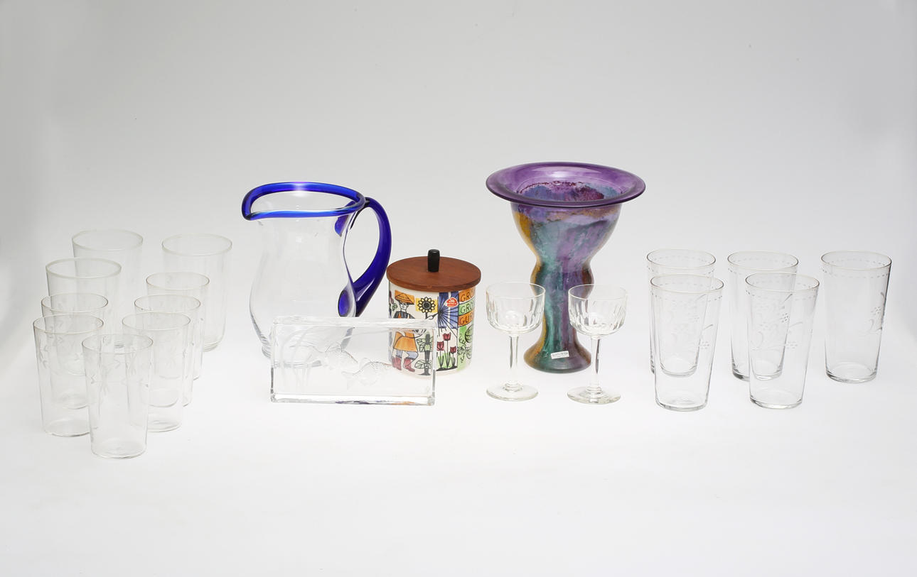 KERAMIK samt PORSLIN, 19 delar.